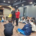 El primer día, los estudiantes fueron a una escuela de teatro, donde realizaron diversas actividades relacionadas con el teatro y la actuación.